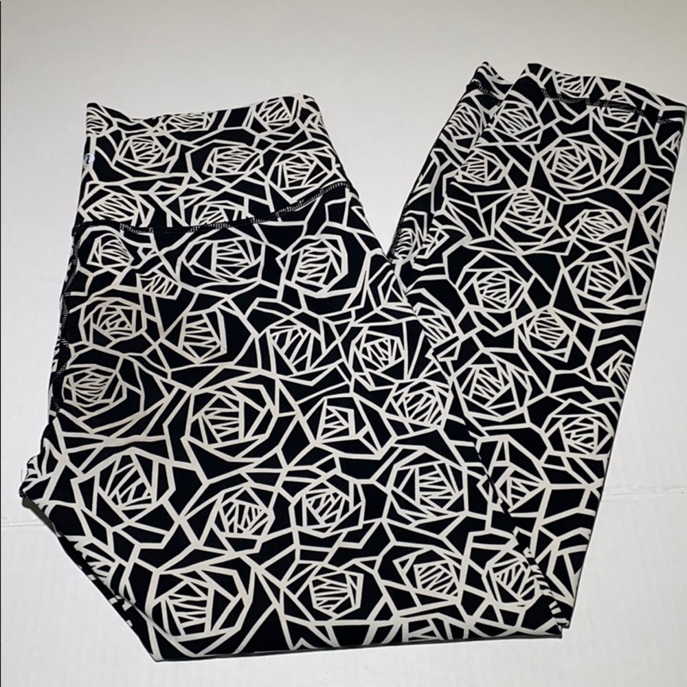 Lululemon Geometric Rose Pattern Wunder - image 1